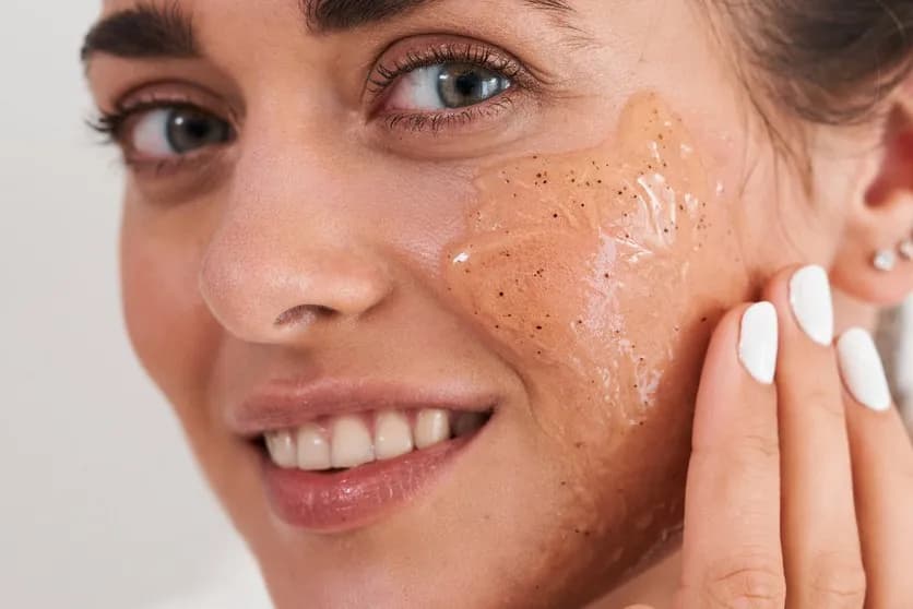 Peeling enzymatyczny: Jak stosować? Uniknij błędów, ciesz się cerą!